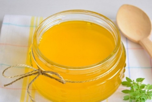 Sadeyağ diğer yağlara göre farklı özellikler ve faydalar taşıyor Sadeyağ yemeklere tereyağı dahil diğer yağlardan daha fazla lezzet verir Pişirdiğiniz yemeğe 1 veya 2 tatlı kaşığı dahi yeterlidir Sadeyağ 200 240 derece sıcağa kadar dayanıklıdır Kızartmada kullanabilirsiniz Tereyağında bu rakam 150 derecedir Buzdolabında 1 sene durabilecek kadar dayanıklıdır Daha sağlıklıdır çünkü içinde laktoz ya da oksitlenmiş kolesterol olmaz A D E vitaminleri yönünden zengindir Ayrıca içeriğindeki K2 vitamini kemiklerin güçlenmesini sağlar