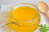 Sadeyağ diğer yağlara göre farklı özellikler ve faydalar taşıyor Sadeyağ yemeklere tereyağı dahil diğer yağlardan daha fazla lezzet verir Pişirdiğiniz yemeğe 1 veya 2 tatlı kaşığı dahi yeterlidir Sadeyağ 200 240 derece sıcağa kadar dayanıklıdır Kızartmada kullanabilirsiniz Tereyağında bu rakam 150 derecedir Buzdolabında 1 sene durabilecek kadar dayanıklıdır Daha sağlıklıdır çünkü içinde laktoz ya da oksitlenmiş kolesterol olmaz A D E vitaminleri yönünden zengindir Ayrıca içeriğindeki K2 vitamini kemiklerin güçlenmesini sağlar