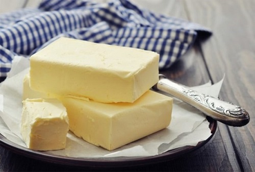 Tereyağı oda sıcaklığında katı konumdadır 15 dereceye ulaştığında ekmeğe sürülebilir kıvama gelir Tereyağı süt yağı yaklaşık yüzde 82 süt proteini kazein ve sudan oluşuyor Bir başka deyişle tereyağı su ve süt yağı emülsiyonudur Emülsiyon birbiri içinde çözünmeyen iki sıvının karışımı anlamına geliyor