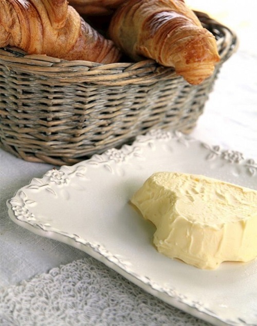 Meşhur Fransız mutfağının usta şeflerinin sırrı tereyağı Aslında sevdiğimiz ancak yemekten çekindiğimiz tereyağını daha sağlıklı hale getirmek mümkün Üstelik geçmişi bilinenden daha eski fakat unutulmaya yüz tutmuş bir yöntem Kafkaslar Anadolu Hindistan Bangladeş Pakistan Osmanlı ve Fransız mutfaklarında kendini gösteriyor İngilizce de Ghee olarak bilinen tereyağının sağlıklı hali sadeyağ