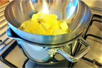 Bu yöntemde içine su koyduğunuz tencereyi ocağa alın Yani kaynayan bir suyun üzerine bir kap yerleştirin ve tereyağını bu şekilde eritin Alttaki tencereye üstteki kaba değmeyecek kadar su koyup kaynatmamız ve üstteki kaba tereyağını koymamız yeterli