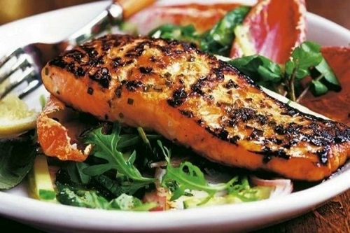 Somon gibi omega 3 yüklü olan balıklar migren ağrılarının şiddetini azaltabilir Cincinnati Üniversitesi nde yapılan araştırmaya göre 6 hafta boyunca omega 3 takviyesi alan kişilerden bazılarının migren ağrılarının şiddetinde ciddi düşüşler yaşanmış