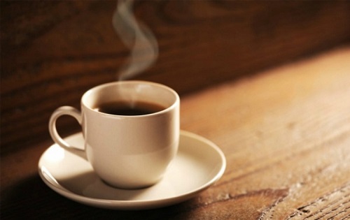 Kahve bazı kişilerde baş ağrısını tetiklese de migren başladığında hemen birkaç fincan kahve içmek ağrının şiddetiniz azaltabiliyor Kafein beyninizde şişen kan damarlarınızın büzülmesini sağlıyor Hatta bazı migren ilaçlarında ki ana madde kafeindir