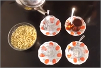 Şeker gibi çaya konulan ve karıştırılan çam fıstığı