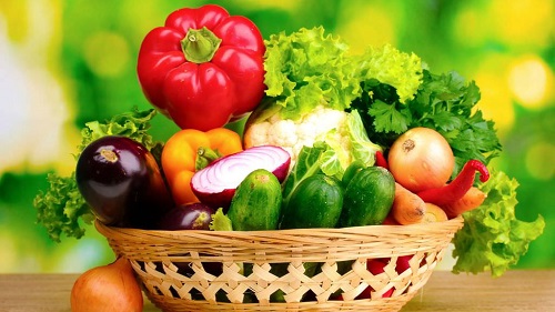 Beslenme programınızda taze meyve sebzelere kavrulmamış kuruyemişlere yer vererek antioksidan vitaminlerden A C E vitaminini yüksek miktarlarda almış olursunuz Taze meyveler ve kuruyemişler ara öğün için ideal birer seçimdir