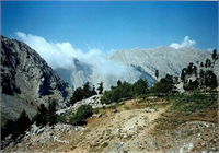 Adana Kızıldağ yaylası Akdeniz bölgesinin en temiz havası olan yerlerden biri kızıldağ yaylası Toros dağlarının da etkisiyle hava akımının çok hızlı geçtiği kızıldağ yaylasında şifalı hava oldukça fazla Şeker astım kalp karaciğer akciğer kolesterol iştahsızlık hazımsızlık gibi birçok hastalığa iyi geldiği gözlemlenmiştir