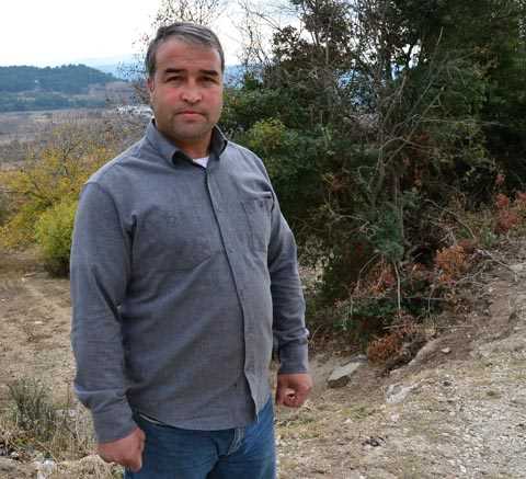 Hemen hemen çocuk yaşlardan itibaren bölgeye gelirim Burada büyük sazan balıkları var Sportif amaçla avcılık yapıyorum Su ilk kez bu kadar azaldı Daha önce bu kadar aşağıya kadar inemezdik meğer su ne kadar yüksekmiş Tabii su iyice azalınca da midyeler toprak üzerinde kaldı Taşların ve su içinde kalan ağaçların üzerine tutunmuşlar Ben bu kadar midyeyi bir arada hiç görmedim Barajda balık olduğunu biliyordum ama midye olduğunu ilk kez sular azalınca gördüm