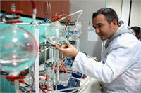 Dumlupınar Üniversitesinde DPÜ bor alanında bilimsel çalışmalar yürüten Biyokimya Bölümü Öğretim Üyesi Doç Dr Fatih Şen in başkanlığındaki 15 kişilik ekip yaklaşık üç yıldır yapılan çalışmalar sonucunda nano teknolojiyle bor katkılı yanmaz boya üretmeyi başardı