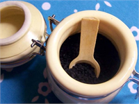 2010 yılında Nutrition and Cancer Beslenme ve Kanser adlı bilimsel dergide çörek otu tohumlarının esas etken maddesi olan timokinonun hangi etki mekanizmaları ile kansere karşı savaştığını ortaya koyan bir review bilimsel yayınların özeti yayımlandı Birçok çalışmanın özeti anlamını taşıyan bu çalışmada çörek otunun üç temel mekanizmayla anti tümör etki gösterdiği ortaya konuldu