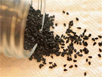 Malezya Putra Üniversitesi nde yürütülen bu hücre deneyi insan rahim ağzı kanseri hücreleri üzerinde yapılmış Suudi Arabistan da Riyad da İnsan Kanserleri Genomik Araştırma Merkezi nde yürütülen çalışmada timokinonun özel bir lenf kanseri türü olan primer effüzyon lenfoması isimli akciğer zarında fazla miktarda sıvı birikimiyle seyreden bir lenfoma türünün üremesini baskıladığı sonucuna varılmış