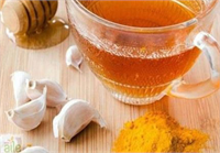 Sarımsak çayı yüksek tansiyon yani kan basıncını düşürür oldukça önemli bir antibiyotiktir vücudu hastalıklara karşı korur mikroplarla savaşır çok eski yıllardan beri tüberküloz hastalığını tedavi etmek için kullanılmıştır pek çok zararlı bakteri virüs ve mantarın büyümesini engeller sarımsağın içindeki allicin maddesi antifungal özellik kazanmasına sebep olmuştur kanseri önlemeye yardım eder özellikle prostat kanseri mesane kanseri mide kanseri kolon kanseri ve göğüs kanseri gibi kanser türlerini engellemeye yardım eder bağışıklık sistemini güçlendirir grip ve soğuk algınlığı gibi kış hastalıklarına karşı koruma sağlar kan şekerini düzenler sivilce ve akne oluşumunu önler damar sertleşmesine iyi gelir gıda zehirlenmesini önler yaraların çabuk kapanmasına yardım eder saçdökülmesini önler bronşite iyi gelir güzel bir cilde kavuşmaya yardım eder zayıflamak ya da kilo almamak için de kullanılabilir bağırsak parazitlerini ve bağırsak solucanlarını düşürmeye yardım eder