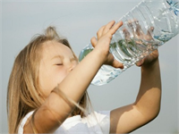 Astım ve alerjiler Dehidratasyona maruz kalan vücut sudan tasarruf etmek için havayollarını daraltıyor Siz daha susuz kaldığınızı hissetmeden histamin bu durumun farkına varıyor ve salgısını arttırıyor