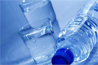 Araştırmalar göstermiştir ki eğer yıl boyunca su tüketiminizi günlük 1 5 litre olursa fazladan 17 400 kalori yakarsınız bu da yaklaşık olarak 2 buçuk kiloya denk gelir