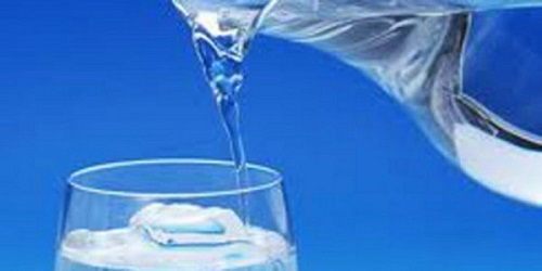 Soğuk su içmek metabolizmanızı hızlandırır ve kalori yakar Hızlanan metabolizmanın etkileri ilk 10 dakikada başlar ve 30 40 dakika sonra maksimuma ulaşır