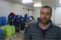 İzmir de deniz patlıcanı ticaretini yapan bir firmanın yetkilisi Serdar Kösel yaklaşık 10 yıl önce başladıkları deniz patlıcanı işletmeciliğini giderek geliştirdiklerini söyledi