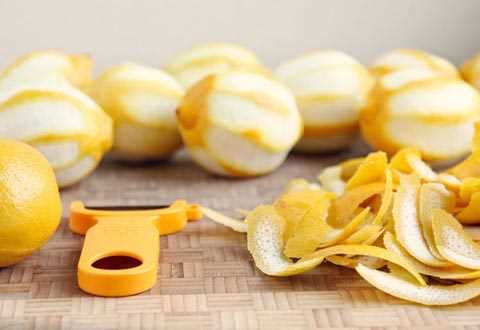 Limon kabuğu ise C vitaminin yanı sıra ağız sağlığımızda önemli etken olan sitrik asit içerir