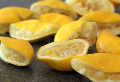 Limon kabuğunu pasta ve kek dışında kullanmayarak onun tüm yararlarını çöpe atıyoruz