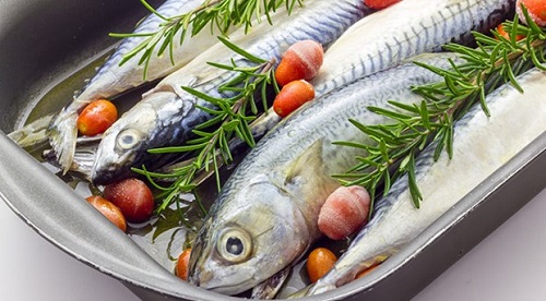 Balığın içerisinde bulunan omega 3 yağ asitleri kan yağlarını düşürerek kalp hastalıklarına yakalanma riskini azaltır