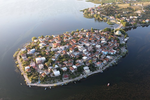19 Gölyazı Bursa Küçük bir yarımadada kurulan bu köy gerçekten farklı Köyde yer yer Roma döneminden kalma evler görmek mümkün Her sene Leylek Şenliği düzenleniyor Köy meydanındaki 450 yıllık çınar da görülesidir