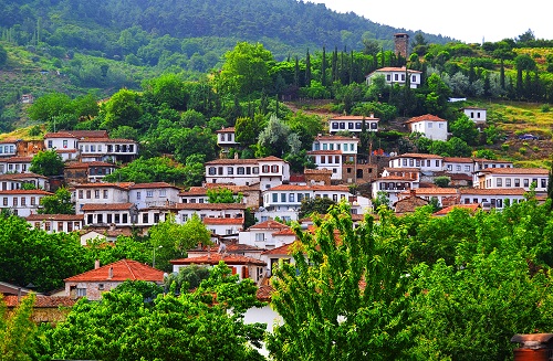 2 Şirince Selçuk İzmir Şirince yi bilmeyen yok Hatta Dünya da da epey ün sahibi Hem kıyamet bile dokunamıyor hem de enfes şarapları var Köy gibi köy