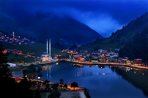 6 Uzungöl Çaykara Trabzon Adını kıyısında bulunduğu gölden alıyor Bu göl yamaçlardan düşen kayaların Haldizen deresinin önünü kapatmasıyla oluşmuş Aslında Uzungöl ü bilmeyen yok Belki de bu kadar çok bilindiği için koruması günden güne zorlaşıyor