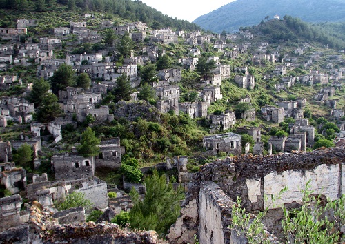 9 Kayaköy Fethiye Muğla En farklı köyler arasında gösterebileceğimiz Kayaköy ün mistik bir havası var Yüzlerce taş evden oluşuyor Büyü filmine evsahipliği yaptığı da bilinir