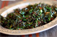 Zahter piyazı Zahter piyazı veya salatası da zahteri müthiş lezzetli bir yiyeceğe dönüştürmek için tercih edebileceğiniz tüketim şekli