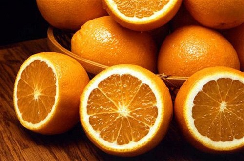 11 Portakal Bu tatlı ve sulu meyve kolesterolle savaşan bir lif olan pektin ve bunun yanı sıra kan basıncını kontrol etmeye yardımcı olan potasyum içerir Bir araştırma portakal suyunun kan damarlarının işlevlerini arttırdığını ve antioksidan hesperidin sayesinde kan basıncını düşürebileceğini göstermiştir