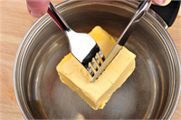 18 Sterollerle Zenginleştirilmiş Gıdalar Tostunuzun ya da sütünüzün içinde sebzelerin kalp dostu tesirinin olmasını ister misiniz Kolesterol ile savaşan steroller ve stanoller ile zenginleştirildiklerinde margarin soya sütü ya da portakal suyu bunu sağlayabilir Bu bitki ekstreleri bağırsaktaki kolesterol emilimini engeller ve iyi kolesterolü etkilemezken LDL yi 10 oranında düşürebilir