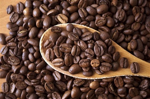 19 Kahve Kahve ve çay tip 2 diyabeti engelleyerek kalbinizi koruyabilir Yapılan çalışmalar günde 3 4 fincan kahve tüketen kişilerin riskinin 25 oranında azaldığını göstermiştir hatta kafeinsiz kahve bile işe yaramaktadır Ancak zaten diyabeti ya da yüksek tansiyonu olanların dikkat etmesi gereklidir çünkü kafein bu rahatsızlıkları daha da kötüleştirebilir İpucu Yağı ve kaloriyi sınırlandırmak için sade kahve ya da yağsız latte tercih edin