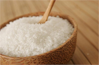 21 Kosher Tuz Yüksek kan basıncını kontrol altına almaya çalışan kişiler bunu deneyebilirler Büyük kristalleri sayesinde sofra tuzundaki sodyum miktarının yarısını içerir Yine de dikkatle ölçmeniz gerekmektedir Bir çay kaşığı Kosher tuzda 1 120 miligram sodyum bulunur bu günlük limit olan 1 500 miligramın çok da altında değildir