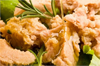 4 Omega 3 ler İçin Tuna Balığı Tuna kalp dostu omega 3ler bakımından iyi bir kaynaktır ve maliyeti genellikle somondan daha azdır Orkinoz beyaz tuna diğer tuna çeşitlerine göre daha fazla omega 3 içerir Diğer omega kaynakları ise Uskumru ringa balığı göl alabalığı sardalya ve ançüezdir