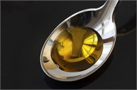 5 Doğal Sızma Zeytinyağı Bu yağ ezilen zeytinlerin ilk sızmasından elde edilir ve özellikle de polifenoller denilen kalp dostu antioksidanlar ve tekli doymamış yağlar bakımından zengindir Katı yağ örneğin margarin yerine zeytinyağı kullanımı kolesterol seviyenizin düşmesine yardımcı olabilir Polifenoller de kan damarlarını koruyabilir