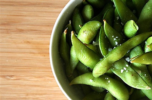 8 Edamame Yeşil Soya Fasulyesi Bu yeşil soya fasulyesi daha çok Japon restoranlarında lezzetli aperatifler olarak sunulmaktadır Kan trigliserit seviyesini azaltabilen soya proteini içerirler Ayrıca yarım fincan edamame 9 gram kolesterol düşürücü lif içerir bu 4 dilim tam tahıllı ekmekteki life eşittir