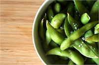 8 Edamame Yeşil Soya Fasulyesi Bu yeşil soya fasulyesi daha çok Japon restoranlarında lezzetli aperatifler olarak sunulmaktadır Kan trigliserit seviyesini azaltabilen soya proteini içerirler Ayrıca yarım fincan edamame 9 gram kolesterol düşürücü lif içerir bu 4 dilim tam tahıllı ekmekteki life eşittir
