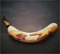 Bu da cabası Muz Sanatı olarak bilinen ve dünyada az sayıda sanatçının yaptığını bu çalışmalarda gerçekten yüksek fiyatlardan alıcı bulmakta Muzlar tabii ki bu şekilde yetişmiyor Fakat usta eller tarafından o kadar güzel işleniyor ki oldukça başarılı görünüme sahipler Titiz çalışmalar sonucu elde edilen muzlar alıcılar tarafından genelde tüketilmek için alınmıyor ve 1 2 haftalık raf ömürleri boyunca dekor amaçlı kullanılıyor