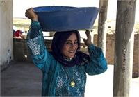 2 Tarım işçisi kadınlar aynı zamanda göçe hazırlık yapıyorlar Hasat dönemlerinde sayıları 2 milyona ulaşan minibüs ve kamyon kasalarında çoluk çocuk kadın erkek genç yaşlı üst üste yüzlerce kilometre yol kat ettikten sonra gelen mevsimlik işçiler gün doğumundan gün batımına kadar günde 12 14 saat güneş altında çalışıyor