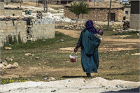 3 Tarım işçisi kadınlar bir yandan göçe hazırlık yaparken diğer taraftan çocuklarına da bakmak zorunda Bu yolculukta meydana gelen kazalarda yüzlerce işçi hayatını kaybederken yüzlercesi ise yaralanıyor
