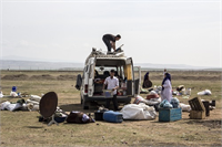 8 Uzun ve yorucu bir yolculuğun ardından yerleşme zamanı geliyor Bu bölgede yaşayan mevsimlik tarım işçilerinin tamamını Şanlıurfa dan gelen Arap kökenli vatandaşlar oluşturuyor Urfa dan gelen mevsimlik işçilerin çoğunluğu eğitimsiz vasıfsız olarak günde 25 30 TL karşılığında zorlu yaşam şartlarında hayata tutunmaya çalışıyor