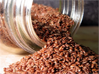 Keten Tohumu Keten tohumu içerdiği diyet lifleri sindirim sitemi için çok faydalıdır Keten tohumu bol miktarda içerdiği diyet lifleri sindirilmesi zor olan besinlerin daha kolay sindirilmesini sağlar ve bu sindirim sistemin aşırı yorulmasına engel olur Bu özelliği ile keten tohumu bağırsakların düzenli ve sağlıklı bir şekilde çalışmasına yardımcı olur