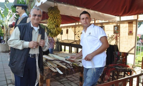 Muzdan kaftan İlk olarak Alanya Turizm ve Sanat Festivali nin teması olarak adını duyuran muz lifinden üretilen kıyafetler arasında kaftan bile var Alanya Belediyesi nden Geleneksel El Sanatları Sorumlusu Nilgün Akman bu proje ile turistik eşya kategorisine yeni bir ürün eklemenin yanı sıra muz üreticilerini de desteklemeyi amaçladıklarını söylüyor