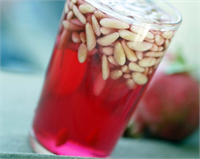 Gülün Anadolu da Batı dünyasından farklı olarak mutfakta ve gıda endüstrisinde kullanımı oldukça popüler Özellikle mutfakların baş köşesindeki gülsuyu Türkiye de birçok geleneksel tatlının ana karakteri