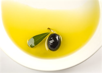 Ülseratif kolit gelişimini engelliyor İngiltere de yapılan bir araştırmada düzenli ve daha yüksek miktarlarda zeytinyağı tüketenlerde ülseratif koliti geliştirme riskinin daha az olduğu gösteriliyor Zeytinyağının içerdiği oleik asit bu hastalıkta görülen iltihaplanmayı arttıran bazı kimyasalları bloke ediyor