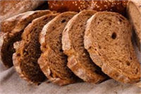 Kepekli Ekmek Beyaz ekmek ve diğer rafine tahıllar üretim aşamasında millendiği için taneciklerin kabuk kısımları ayıklanır ve önemli ölçüde lif kaynağını kaybetmiş olur Ancak kepekli ekmeğin üretim prosesinde kabukların ayrılması süreci olmadığından besleyici olan kabuk kısmı ekmekte kalır ve önemli bir lif kaynağı haline gelir