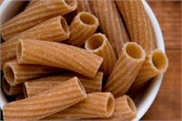 Kepekli Makarna Kolay hazırlanışı nedeniyle çoğumuzun tükettiği makarna geleneksel kepekli pasta olarak tüketilirse günlük lif ihtiyacının büyük bir kısmını karşılayabilmektedir Ancak hem günümüzde bulunmasının zorluğu hem damak tadının zaman içerisinde değişmesi nedeni ile mutfaklardaki yerini büyük oranda kaybetmiş bulunmaktadır