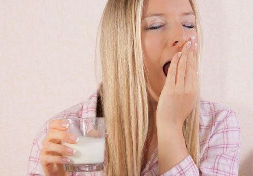 Süt Özellikle kaliteli protein içeriği ve triptofan aminoasidinden zengin olması uyumaya yardımcı olmaktadır Uyumadan önce ılık içilen sütün triptofan içeriği daha yüksek olacağından sizi hızla uykuya dalma pozisyonuna geçirebilecektir