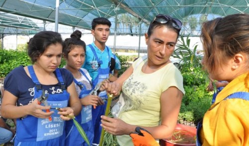 Toprağa ve tarımı seven geleceğin ziraatçıları tarıma gönül vermiş eğitmenlerin anlatımıyla geleceğe hazırlanmaktadır