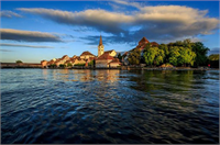 8 Hollanda nın coğrafyasının getirdiği avantaj ve dezavantajlar da mevcut Ülke üç büyük nehir tarafından deta bölünmüş durumda Bu açıdan Hollanda nın epey sulak olduğunu söylemek mümkün Tabii bu durumun hayli verimli bir delta bölgesi oluşturduğunu da söylemeliyiz