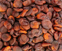 Kayısılar güneşin altında kurumaya bırakılarak kurutma işlemi tamamlanır Bu kayısı kurutma işleminde elde edilen kayısılar diğer yöntemde elde edilenlere göre daha sert olmaktadır