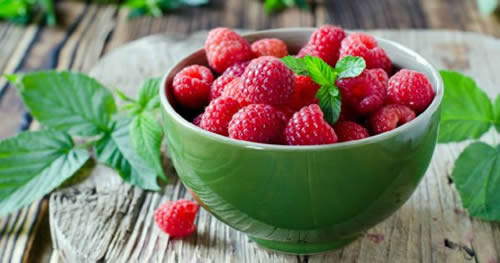 Ahududu yalnızca ismiyle bile iştah açan meyvelerden biri Frambuaz olarak da anılan meyve yurtdışında ise raspberry olara biliniyor Pembe kırmızı ve morun farklı tonlarına sahip olabilen ahududu çeşitleri pek çok ülkede popüler olan ahududu keki ile meşhur olsa da onu yaş halde tüketmeyi seven de çok